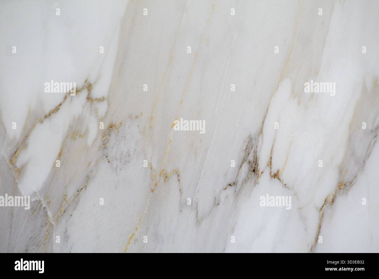 Eleganter Marmorhintergrund mit dezenten goldenen und grauen Linien, ideal für Produktpräsentationen oder Branding-Mockups. Stockfoto