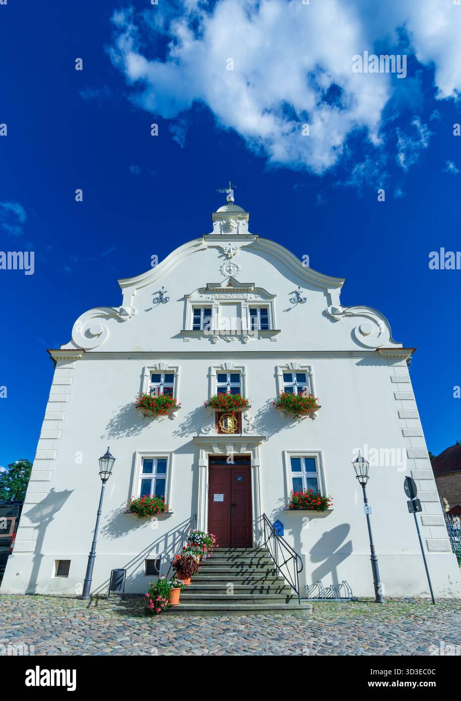 Die Stadtverwaltung in Werder an der Havel, Brandenburg, aufgenommen an einem klaren Sommertag. Vertikales Foto. Stockfoto