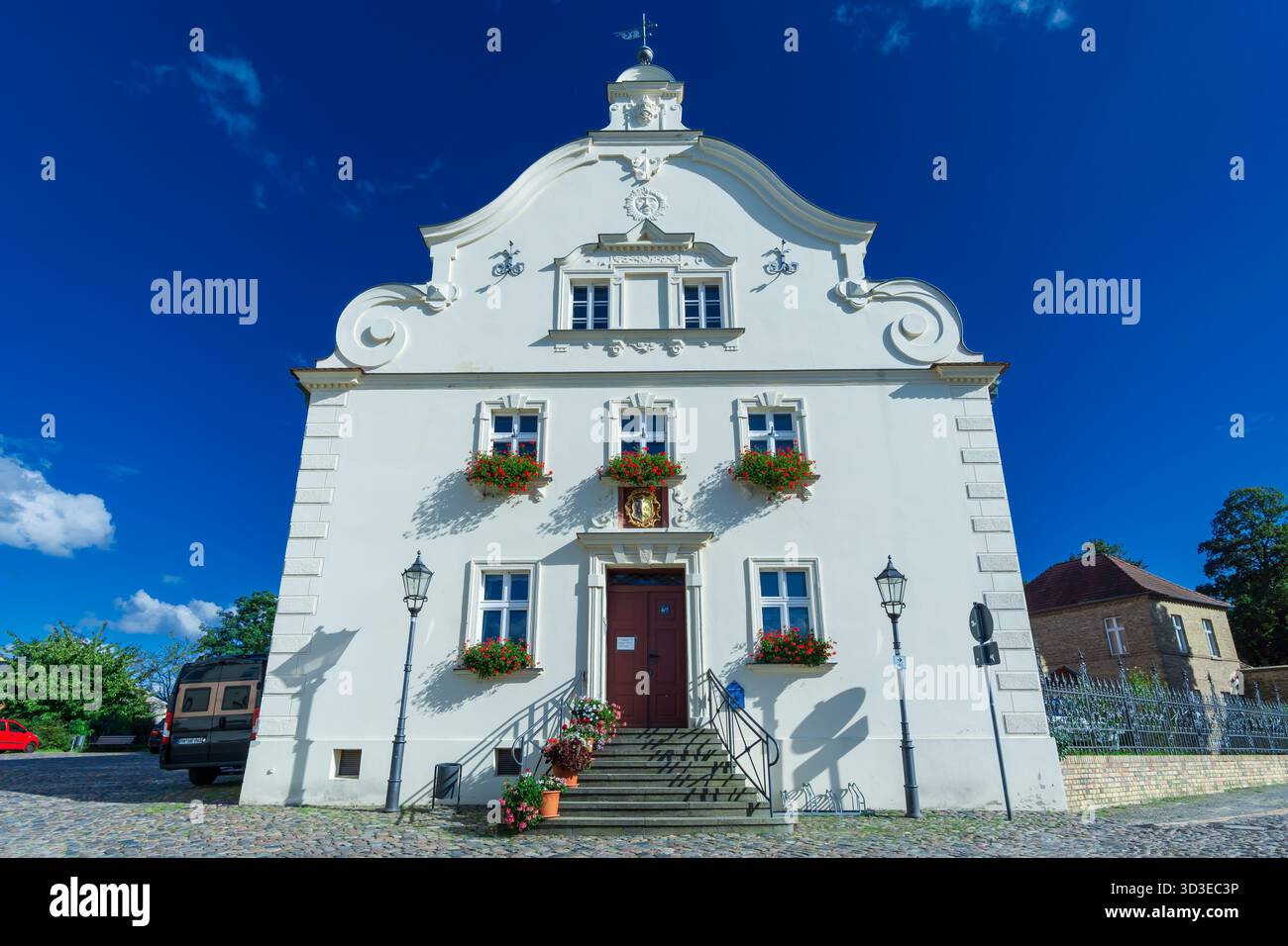 Die Stadtverwaltung in Werder an der Havel, Brandenburg, aufgenommen an einem klaren Sommertag. Stockfoto