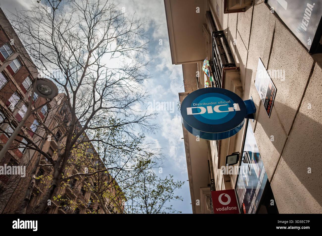 BARCELONA, SPANIEN - 5. APRIL 2025: DIGI-Schild mit der Aufschrift „Distribuidor Oficial“ auf dem Bürgersteig in Barcelona, markiert einen Telekommunikationshändler und veranschaulicht die Präsentation Stockfoto