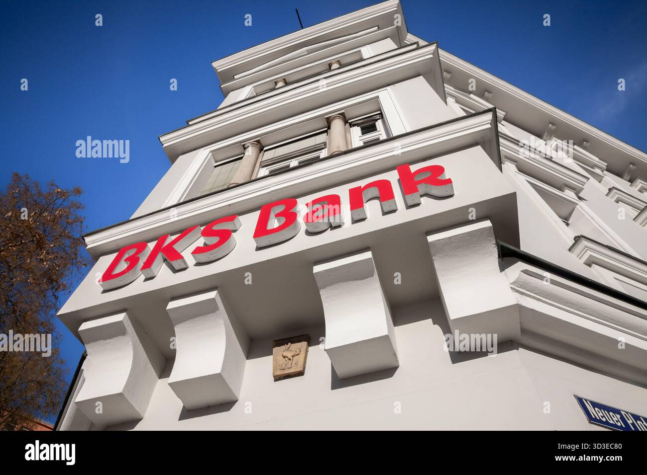 KLAGENFURT, ÖSTERREICH - 28. DEZEMBER 2024: Logo der BKS Bank in Klagenfurt, Österreich. Als Teil der 3 banken gruppe ist die BKS Bank ein österreichischer Commer Stockfoto