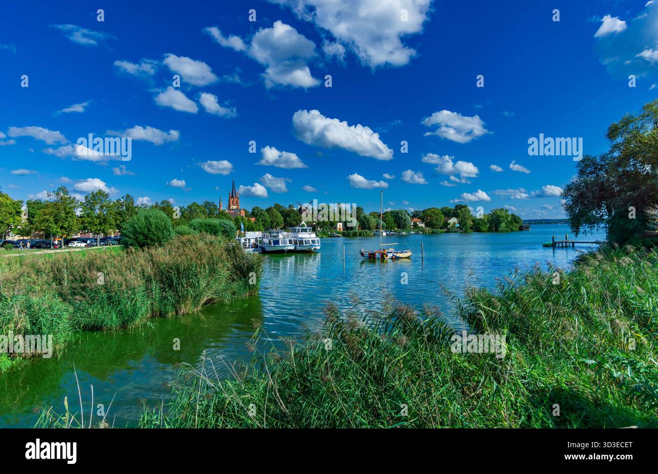 Sommerpanorama von Werder an der Havel, Altstadtinsel in Brandenburg, Deutschland. Stockfoto