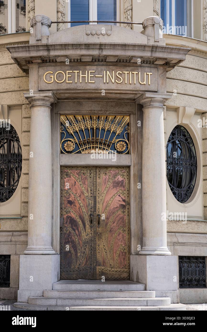 Schöne Tür im Jugendstilstil des Goethe-Instituts, einer Einrichtung zur Förderung der deutschen Kultur. Stockfoto