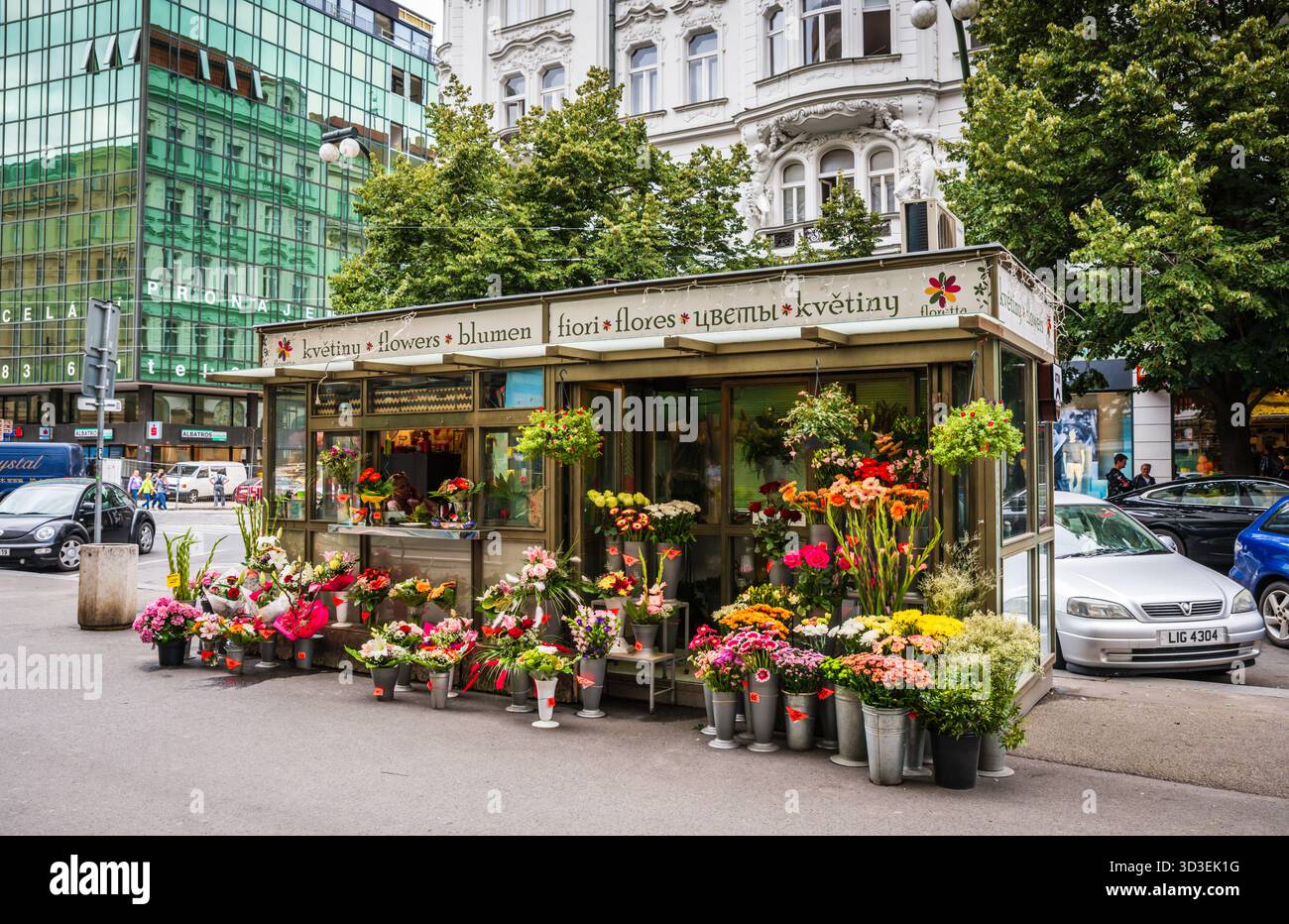 Prag, Tschechien - 6. Juli 2019: Farbenfroher Blumenmarkt in einem Teil von Prag mit modernen und historischen Gebäuden. Stockfoto