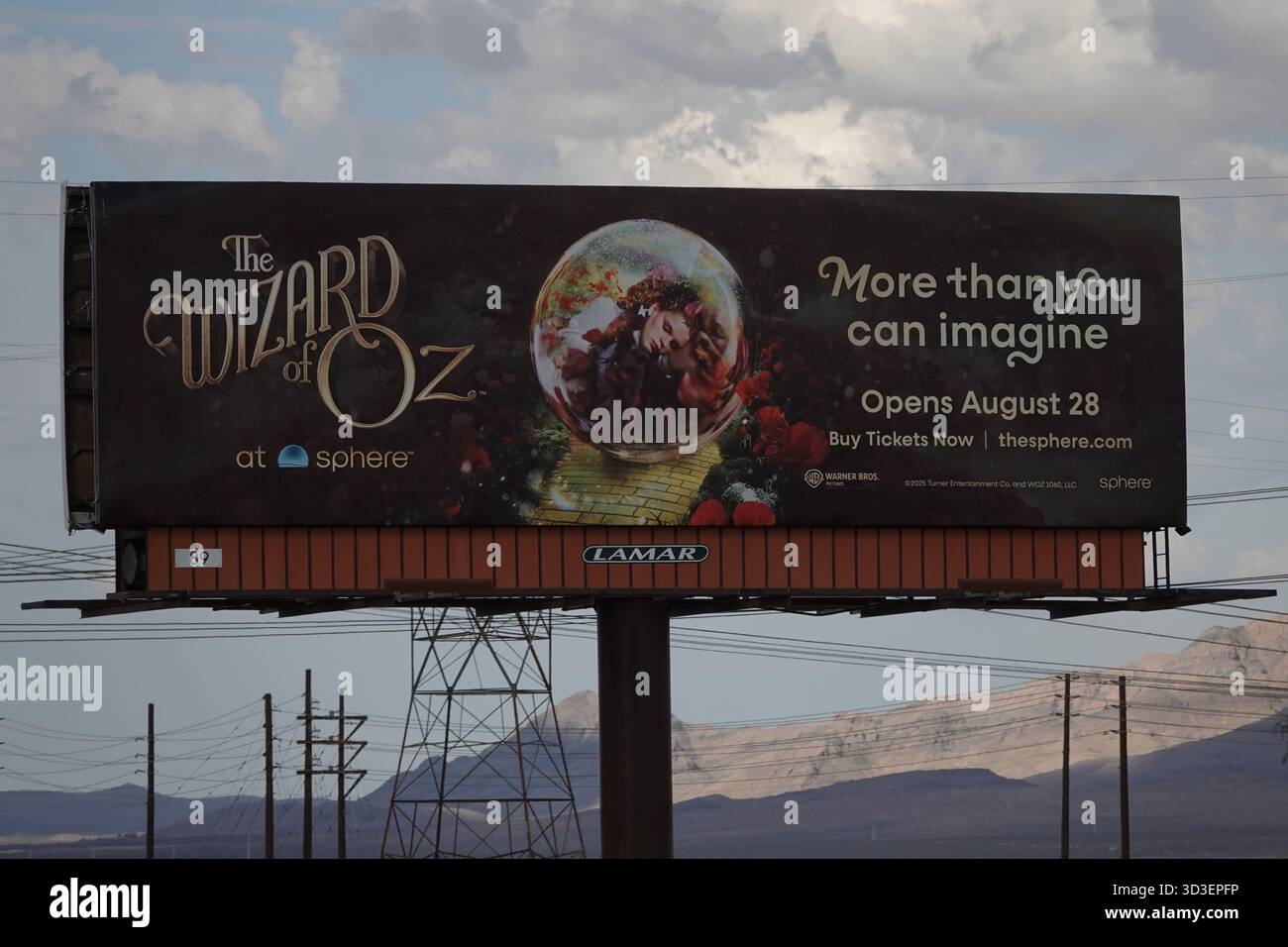 Las Vegas, Nevada, USA - 27. September 2025: Eine Werbung für die immersive The Wizard of Oz Experience in Sphere wird entlang der Autobahn gezeigt. Stockfoto