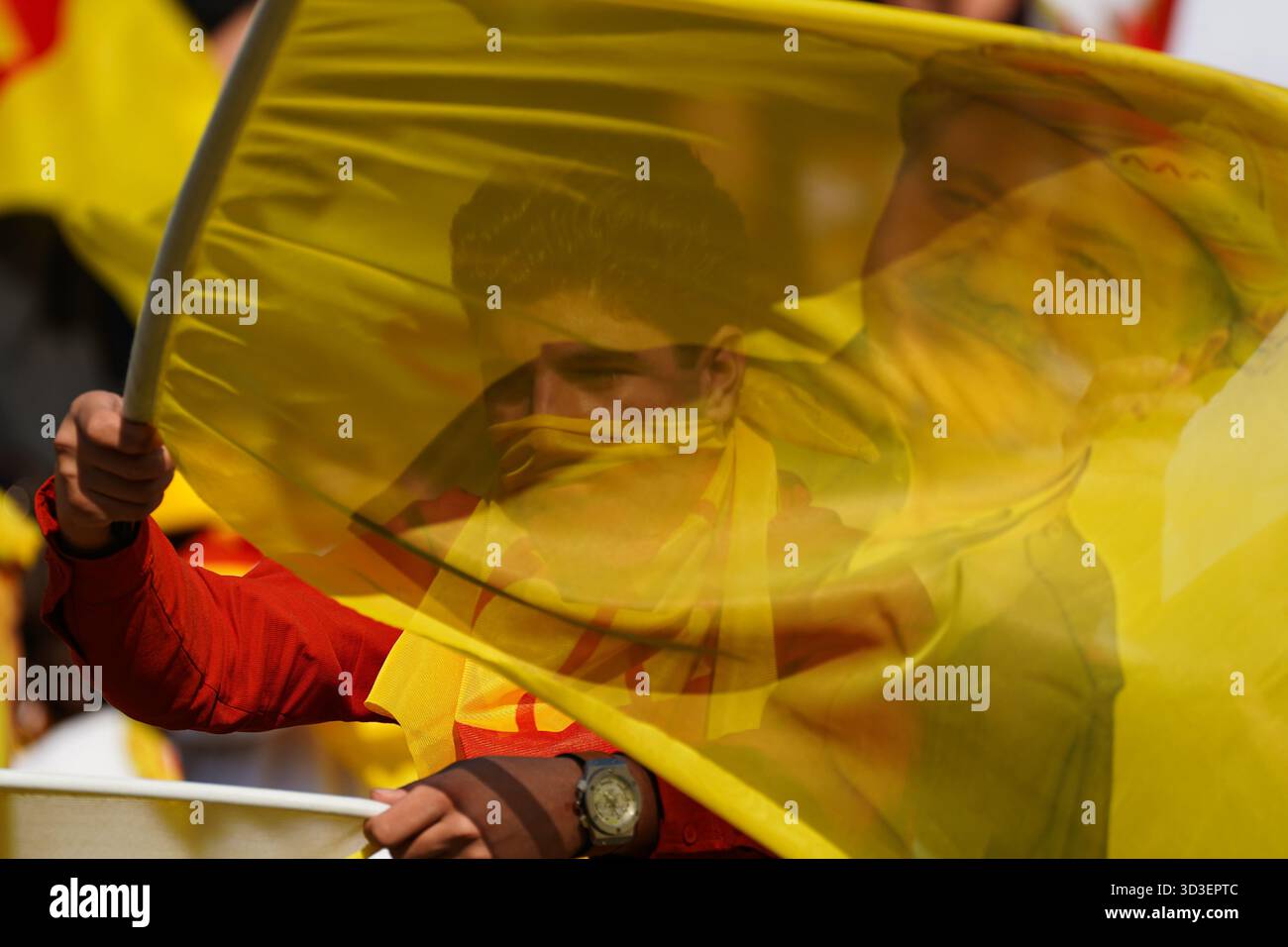 Duhok, Irak. November 2025. Ein kurdischer Unterstützer der Kurdischen Demokratischen Partei (KDP oder PDK) führt im Duhok International Stadium während einer Wahlkundgebung vor den irakischen Parlamentswahlen eine Flagge mit dem Bild des Parteiführers Masoud Barzani. Für den 11. November 2025 sind die Parlamentswahlen im Irak geplant, bei denen die 329 Mitglieder des irakischen Repräsentantenrates bestimmt werden, die für die Wahl des Präsidenten des Landes und die Genehmigung der Ernennung des Premierministers verantwortlich sind. Quelle: SOPA Images Limited/Alamy Live News Stockfoto