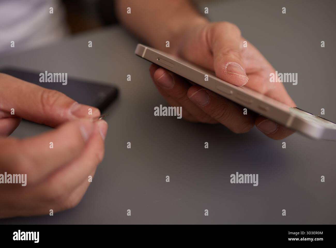 Austausch der SIM-Karte im Telefon Stockfoto