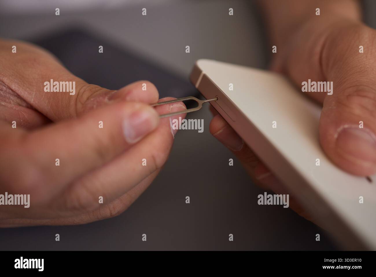 Austausch der SIM-Karte im Telefon Stockfoto