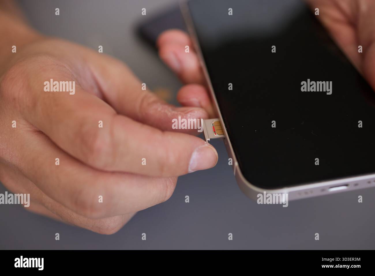 Austausch der SIM-Karte im Telefon Stockfoto