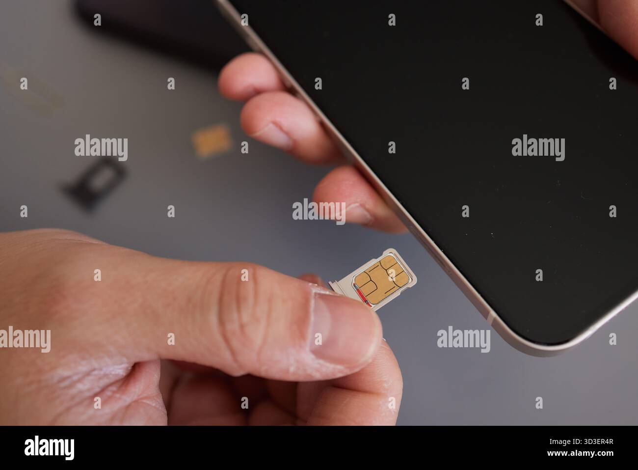 Austausch der SIM-Karte im Telefon Stockfoto