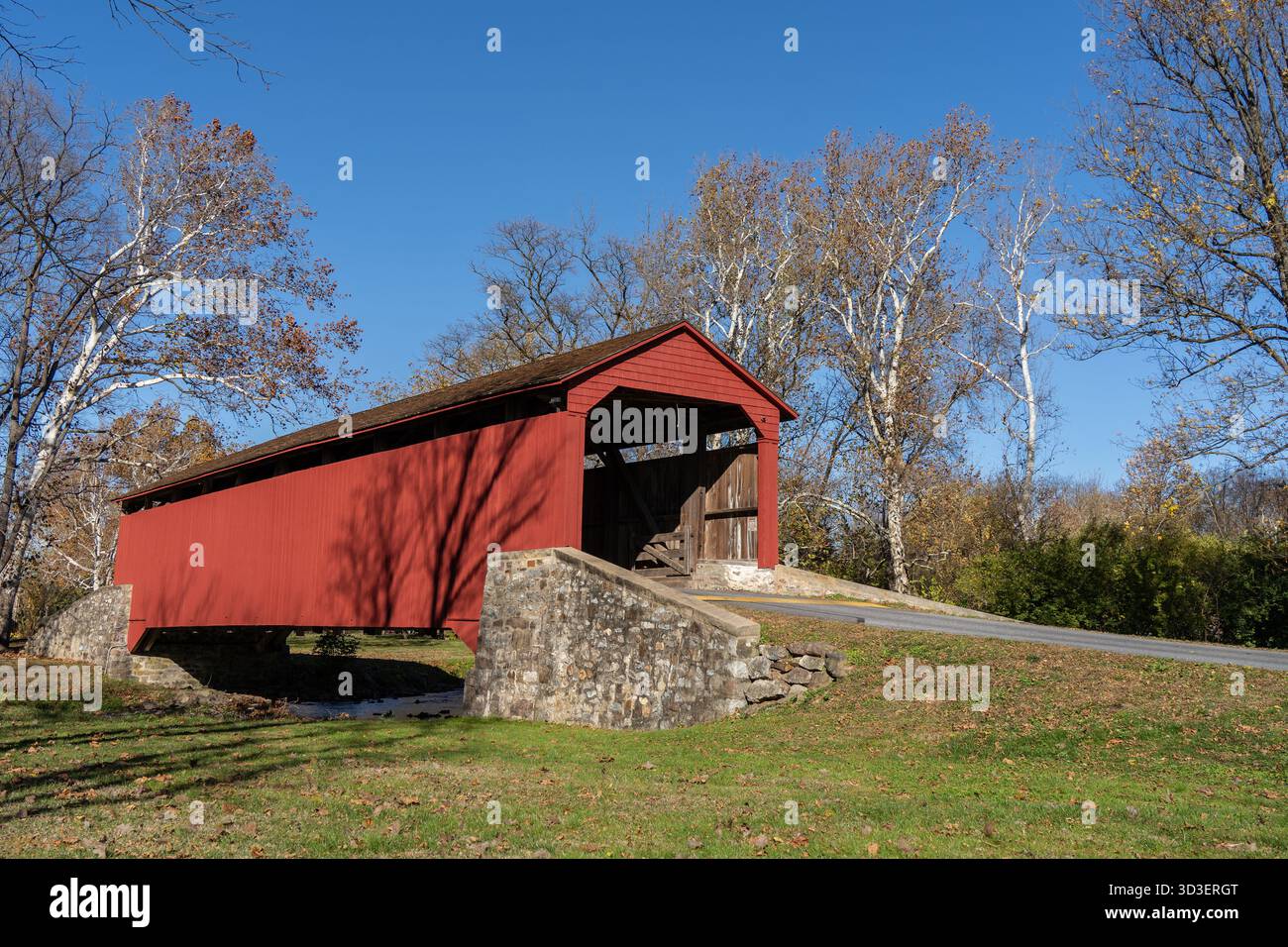Herbstfarben in Historic Pool’s Forge Covered Bridge im Lancaster County, Pennsylvania Stockfoto