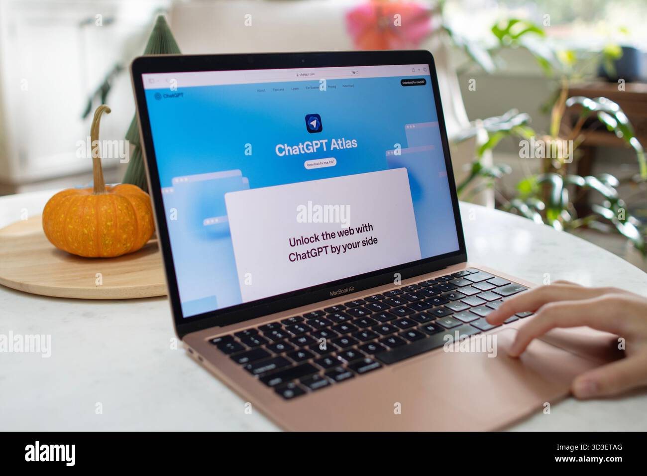 Die Webseite von ChatGPT Atlas, dem neuen Browser mit ChatGPT, ist auf der OpenAI-Website auf dem Bildschirm eines MacBook Air-Computers zu sehen. Stockfoto