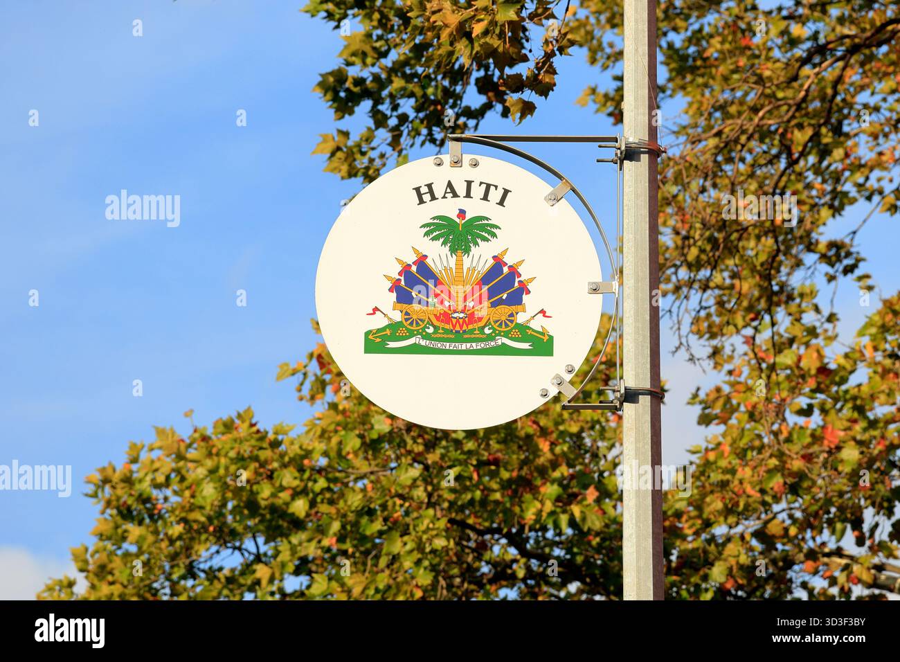 Ein Medaillon aus Haiti auf der Avenue of the Americas (Sixth Avenue) in Manhattan, New York City. Die Sixth Ave wurde 1945 in Avenue of the Americas umbenannt Stockfoto