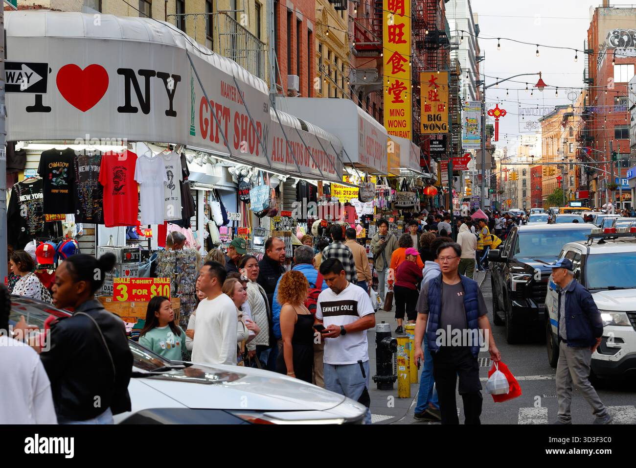 An der Ecke Mott St und Bayard St in Manhattan Chinatown, New York City. Die Nachbarschaft steht vor Herausforderungen wie Gentrifizierung und Tourismus Stockfoto