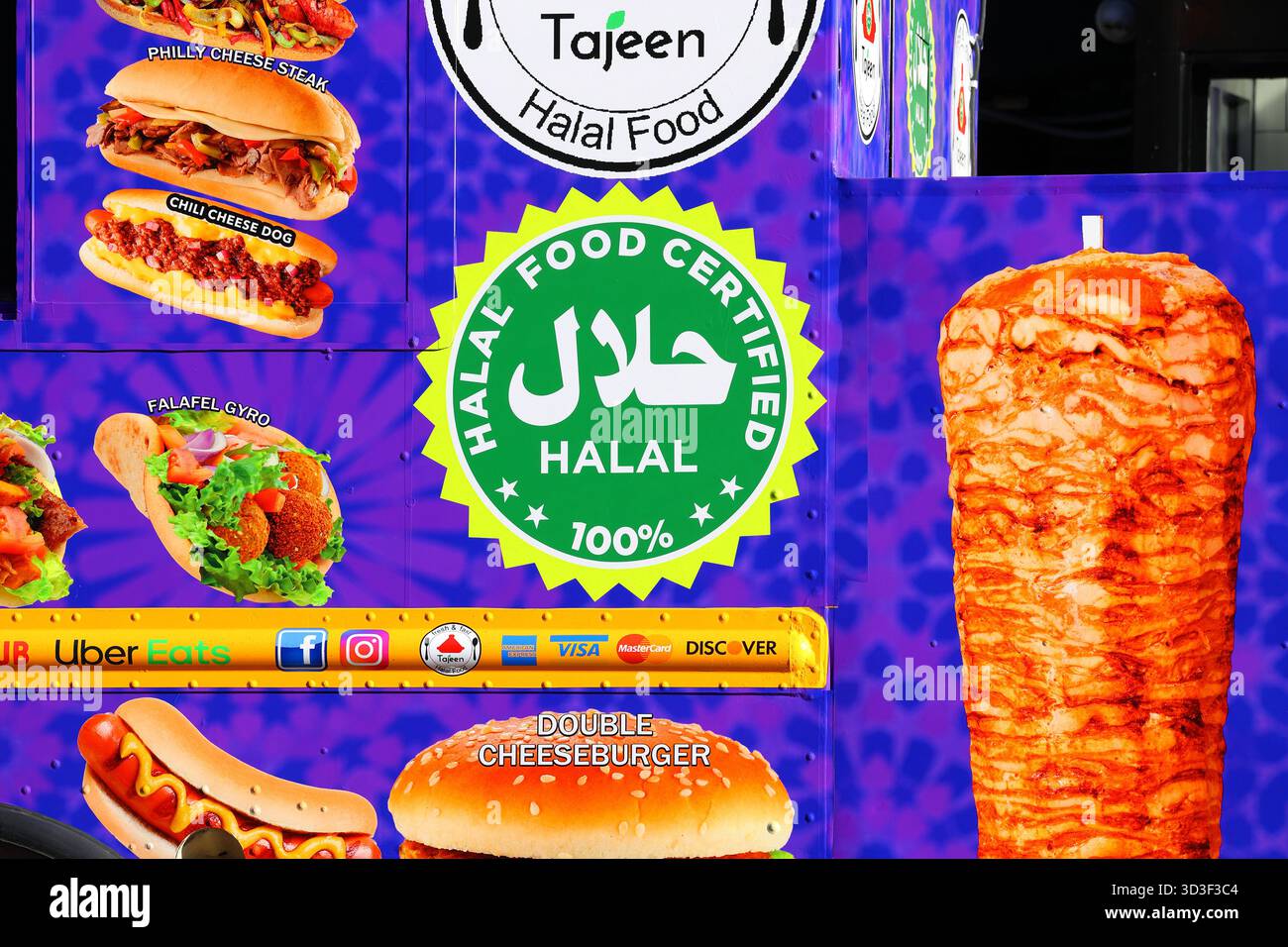 Ein Halal-Logo auf einem Imbisswagen mit Bildern verschiedener Gerichte. Stockfoto