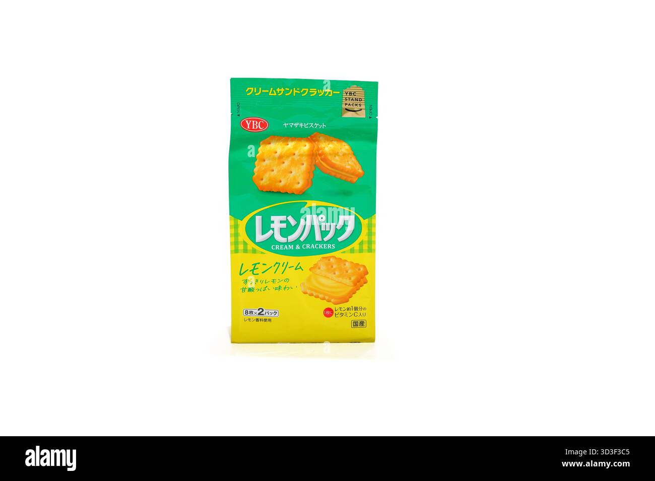Eine Packung Yamazaki Biscuit YBC Lemon Cream & Crackers Kekse isoliert auf weißem Hintergrund. ヤマザキビスケット レモンパック レモンクリーム Stockfoto