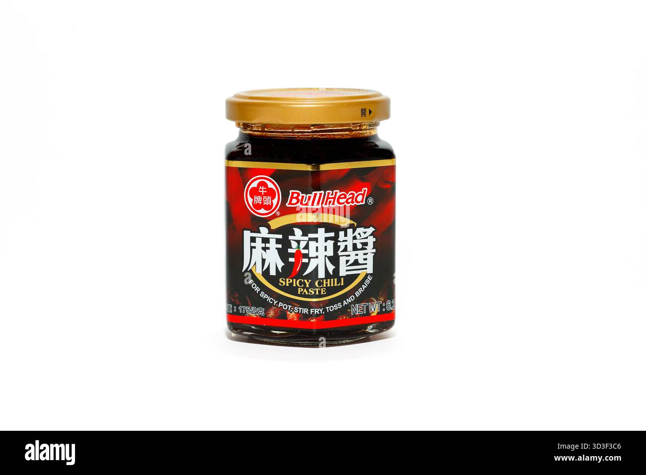 Bull Head Brand 牛頭牌 Spicy Chili Paste 麻辣醬 isoliert auf weißem Hintergrund. Die Sauce vermengt Chilis und Sichuan-Pfeffer für einen mala-Geschmack Stockfoto