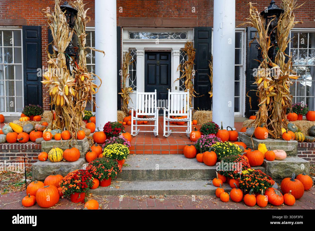 Admiral's House auf Governors Island, New York, feierlich dekoriert mit Dutzenden Kürbissen zur Herbstsaison und Halloween. Stockfoto