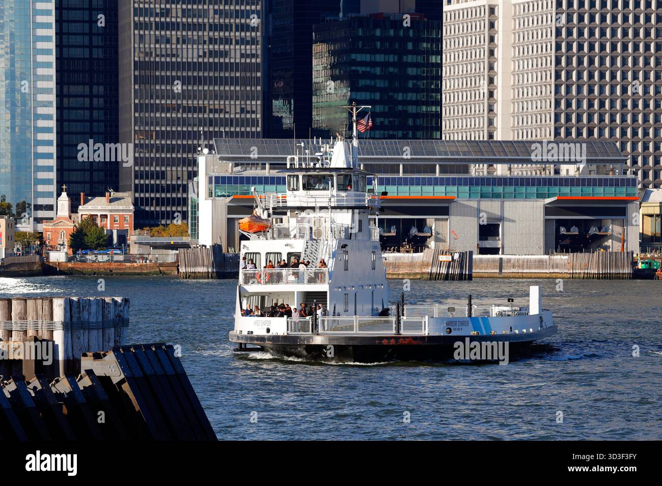 Die Governors Island Hybrid-E-Fähre Harbor Charger auf dem East River. Stockfoto