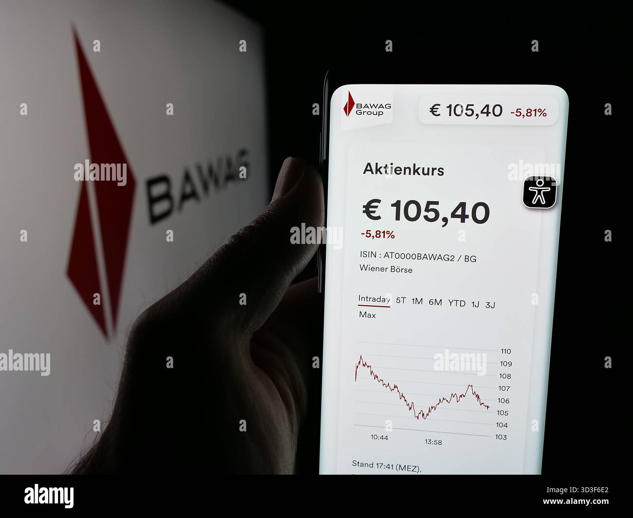 In dieser Abbildung ist ein Smartphone mit der Webseite des österreichischen Finanzdienstleistungsunternehmens BAWAG auf dem Bildschirm vor dem Logo zu sehen. Stockfoto