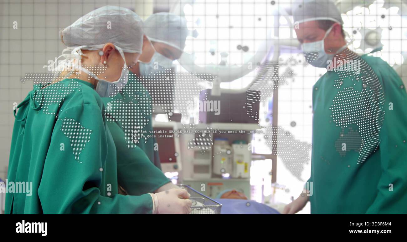 Chirurgisches Team mit Pinzetten und Überwachung des Patientenkopfes im OP-Raum, mit Deckenleuchten Stockfoto