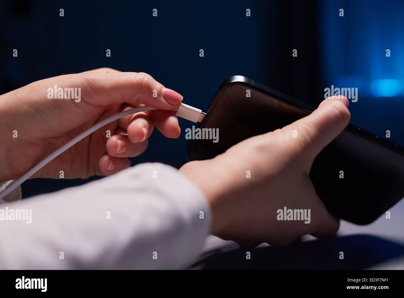 Handaufladung bei weiblicher Hand lädt Ihr Telefon auf. Nahaufnahme USB Typ-C Stockfoto