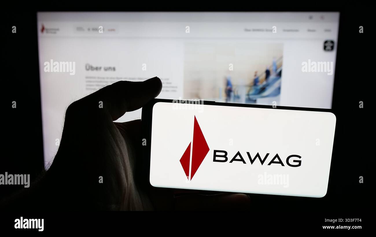 Deutschland. Oktober 2025. In dieser Abbildung ist ein Mobiltelefon mit dem Logo des österreichischen Finanzdienstleistungsunternehmens BAWAG auf dem Bildschirm vor der Webseite zu sehen. (Credit Image: © Timon Schneider/SOPA Images via ZUMA Press Wire) NUR REDAKTIONELLE VERWENDUNG! Nicht für kommerzielle ZWECKE! Stockfoto