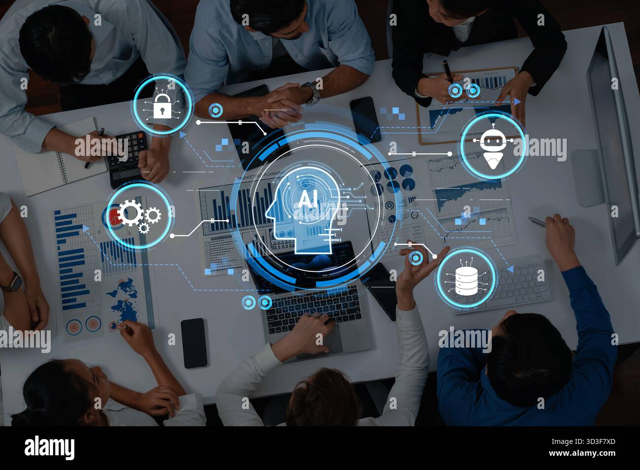 Vielseitiges Team von Fachleuten, die künstliche Intelligenz in einem modernen Büro diskutieren. Digitale Diagramme und Symbole veranschaulichen Zusammenarbeit und Innovation Stockfoto
