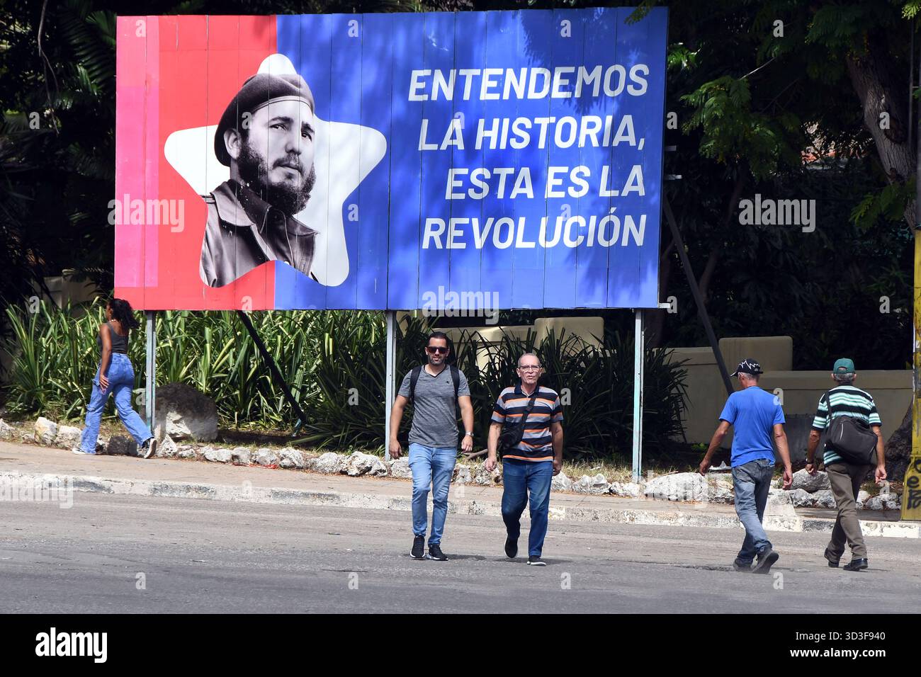 Havanna, Kuba. November 2025. Fußgänger gehen an einer Plakatwand vorbei, auf der das Porträt des kubanischen Revolutionsführers Fidel Castro in Havanna, der Hauptstadt Kubas, dargestellt ist, 5. November 2025. Quelle: Joaqu¨ªn Hern¨¢ndez/Xinhua/Alamy Live News Stockfoto