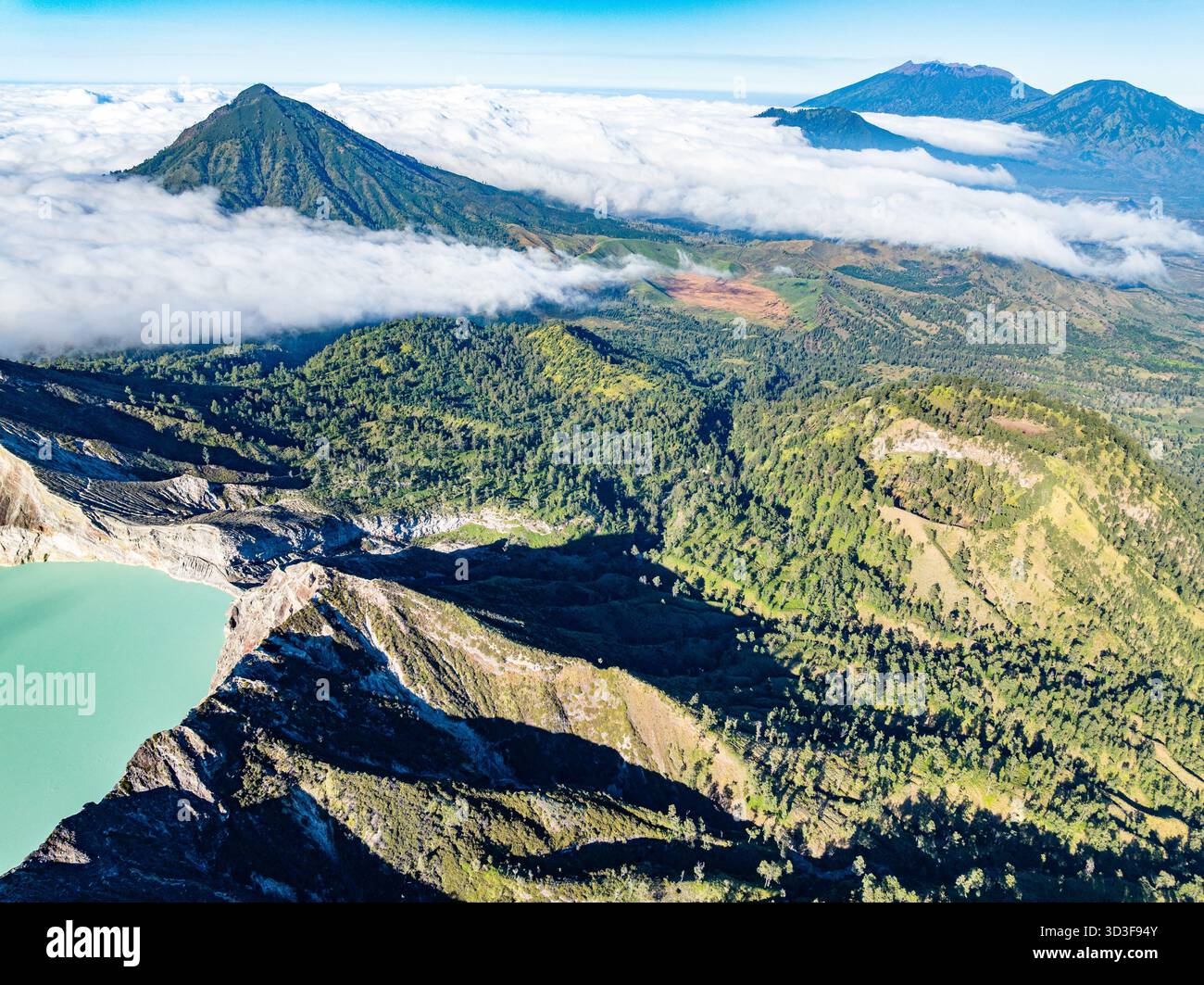 Aus der Vogelperspektive auf die Felsenklippe am Kawah Ijen Vulkan mit türkisfarbenem Schwefelwassersee bei Sonnenaufgang. Fantastischer Blick auf die Naturlandschaft in Ost-Java, Indonesien. Natu Stockfoto