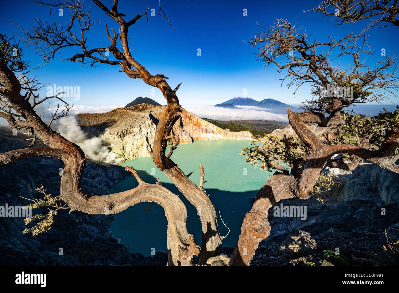 Aus der Vogelperspektive auf die Felsenklippe am Kawah Ijen Vulkan mit türkisfarbenem Schwefelwassersee bei Sonnenaufgang. Fantastischer Blick auf die Naturlandschaft in Ost-Java, Indonesien. Natu Stockfoto