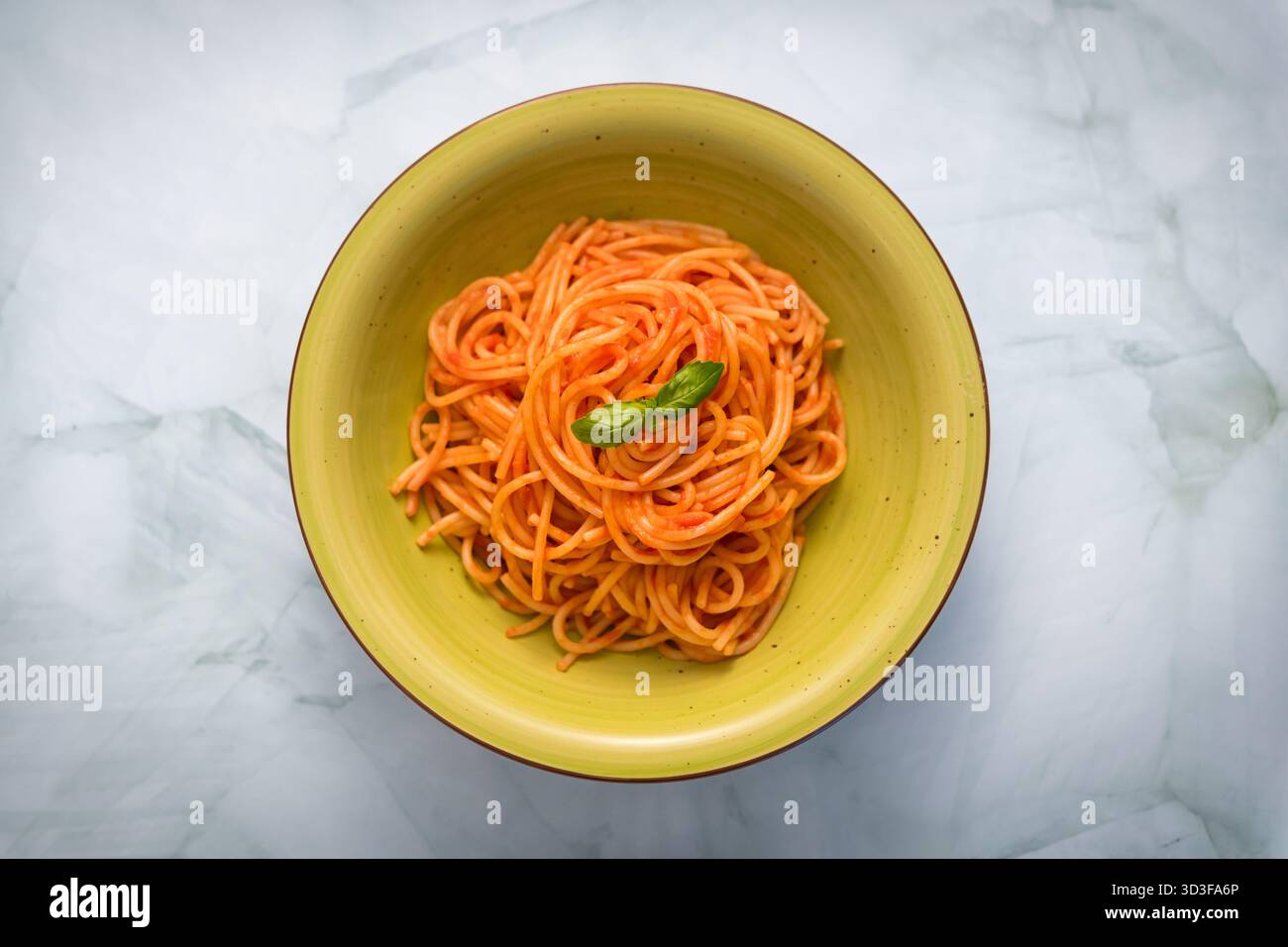 Italienische Spaghetti-Pasta mit frischer Tomaten-Basilikumsauce Stockfoto