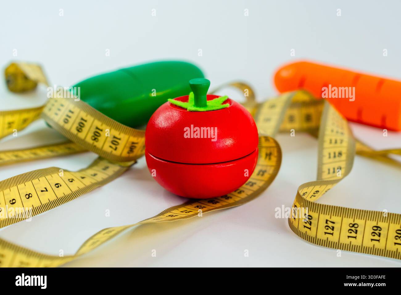 Flachlage mit Maßband und Spielzeuggemüse, das Konzept von Ernährungsrezepten und Gewichtsverlust Stockfoto