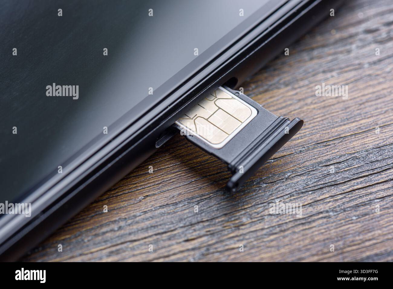 Einsetzen einer modernen Nano-SIM-Karte in ein Smartphone Stockfoto