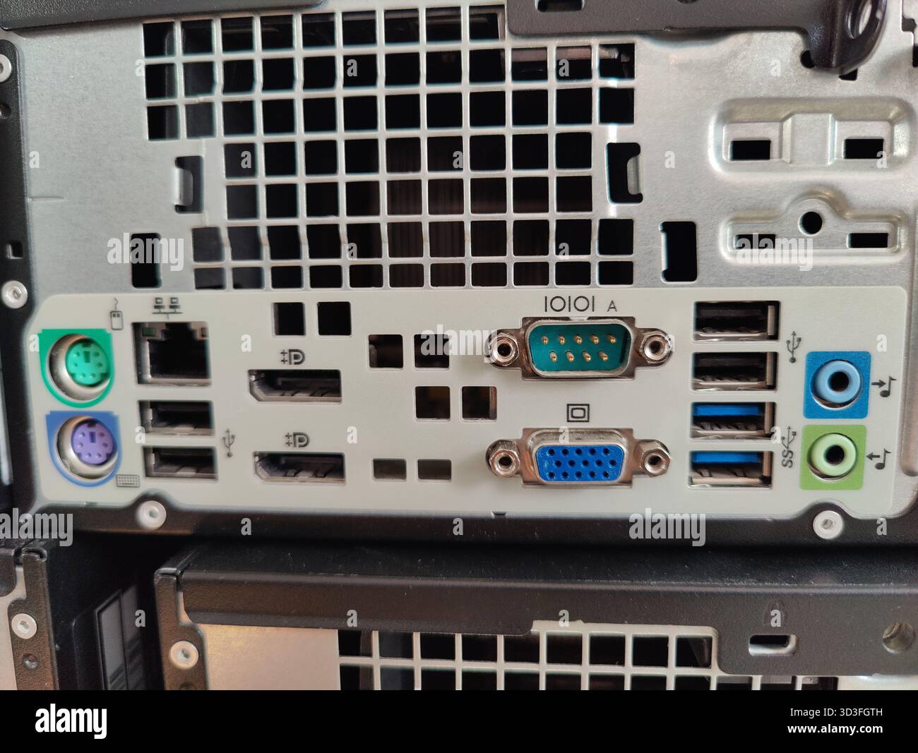 Nahaufnahme der hinteren E/A-Leiste eines Desktop-Computers (Small Form Factor PC) mit einer Vielzahl von Anschlüssen, einschließlich PS 2, Ethernet, USB, Displ Stockfoto