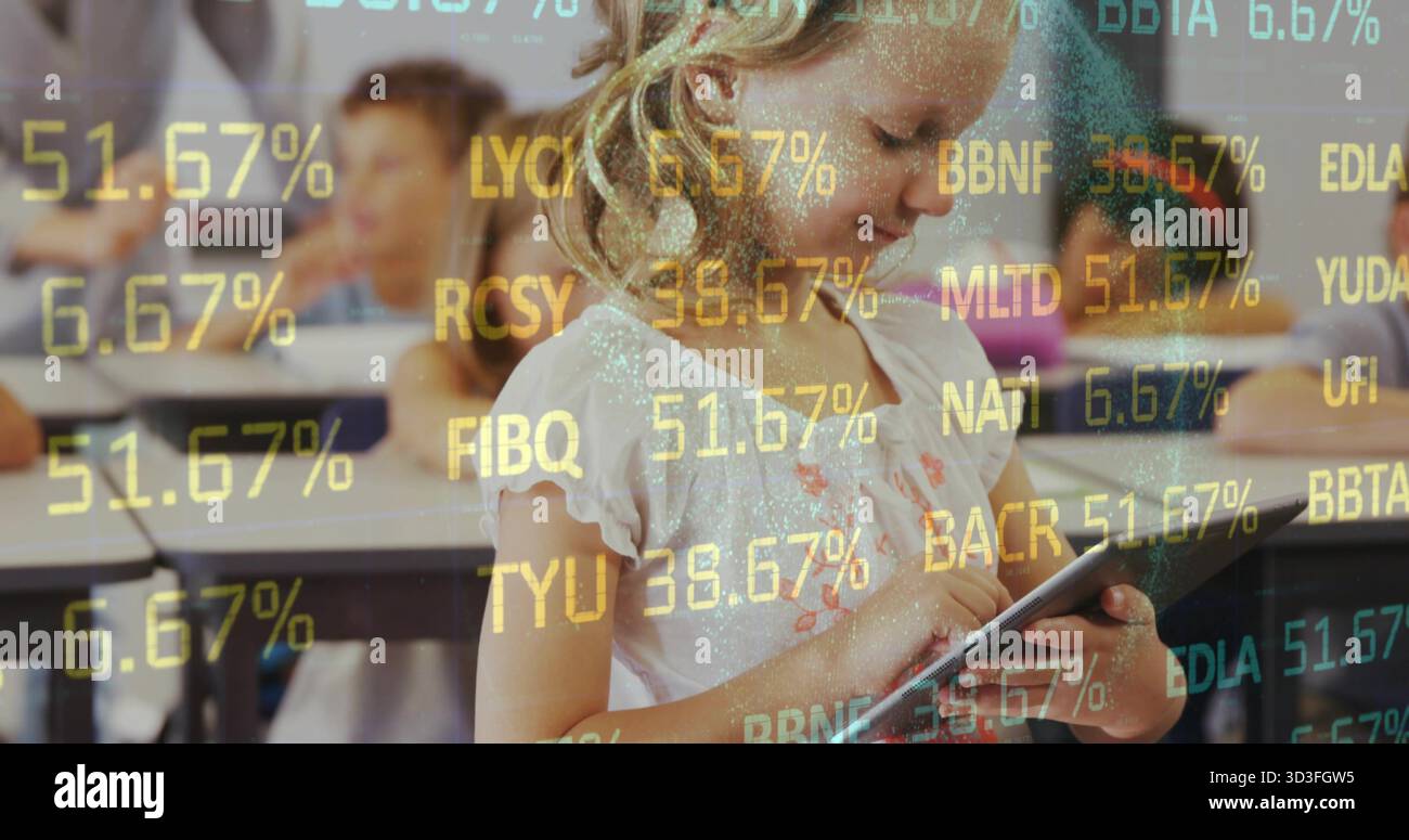 Ein Mädchen in Blumenkohle mit einem digitalen Tablet am Schreibtisch im Klassenzimmer, mit numerischen Überzügen Stockfoto