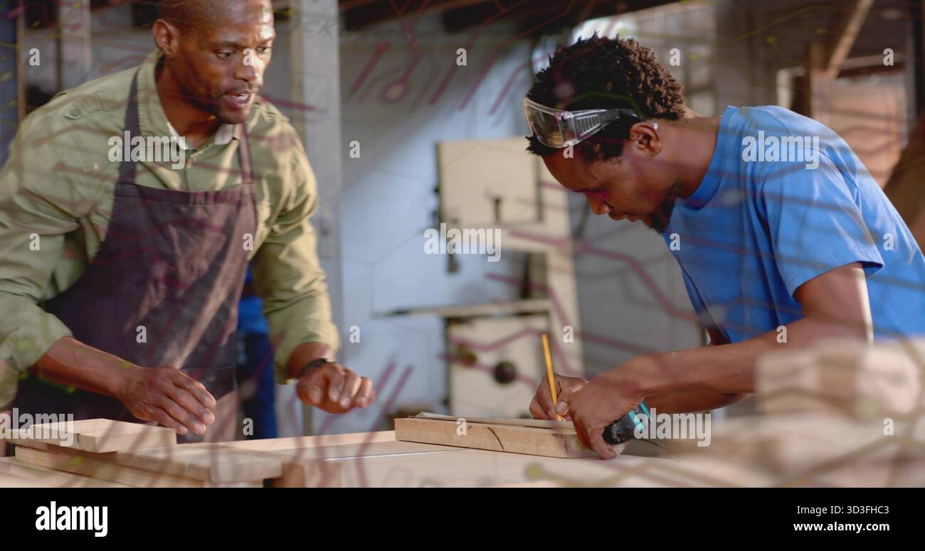 Schreinerauszubildende Markierungsplatte mit Bleistiftbandmaß in der Holzwerkstatt, mit Lehrerführung Stockfoto