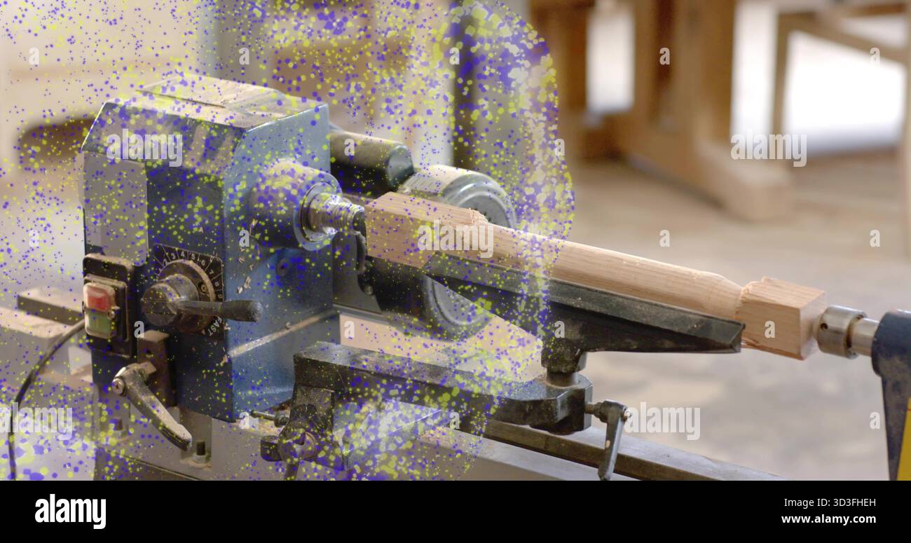 Formen von Holzrohling auf blauer Holzdrehmaschine in der Holzwerkstatt, mit Werkzeugauflage und Schneidwerkzeug Stockfoto