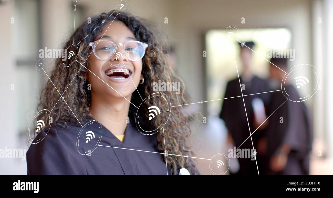 Lächelnder Teenager-Absolvent in schwarzem Kleid, Brille und Zahnspange in der Campus-Halle, mit WIFI-Overlay Stockfoto