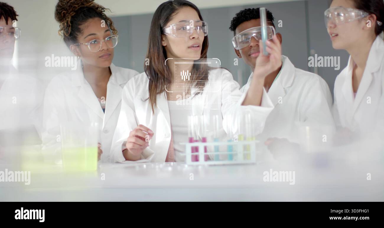 Untersuchte Frau, die das Reagenzglas am Labortisch mit mehrfarbigem Gestell hält, eine Schutzbrille und einen Labormantel trägt Stockfoto