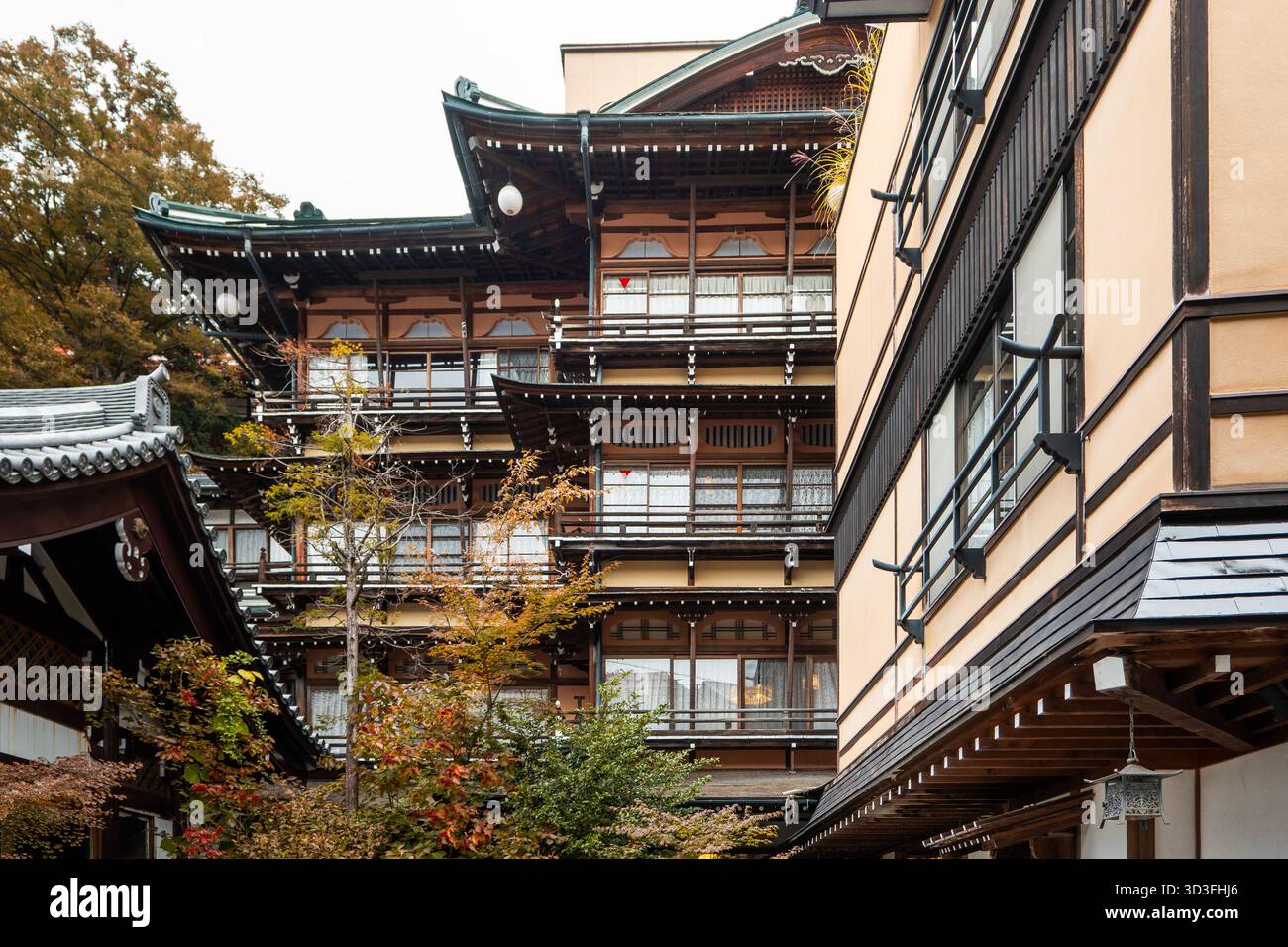 Yudanakashibu Onsenkyo ist eine ruhige Stadt mit Onsen in der Nähe des Snow Monkey Park. Eine alte Poststadt des Kiso-Tals mit gut erhaltenen Holzbauten Stockfoto