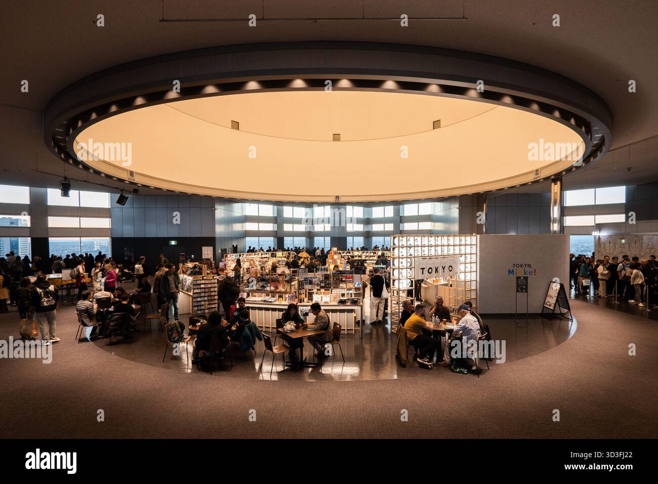 Innenraum des Tokyo Metropolitan Government Building, Aussichtsplattform der Observatorien, mit Touristengeschäft und Café Stockfoto