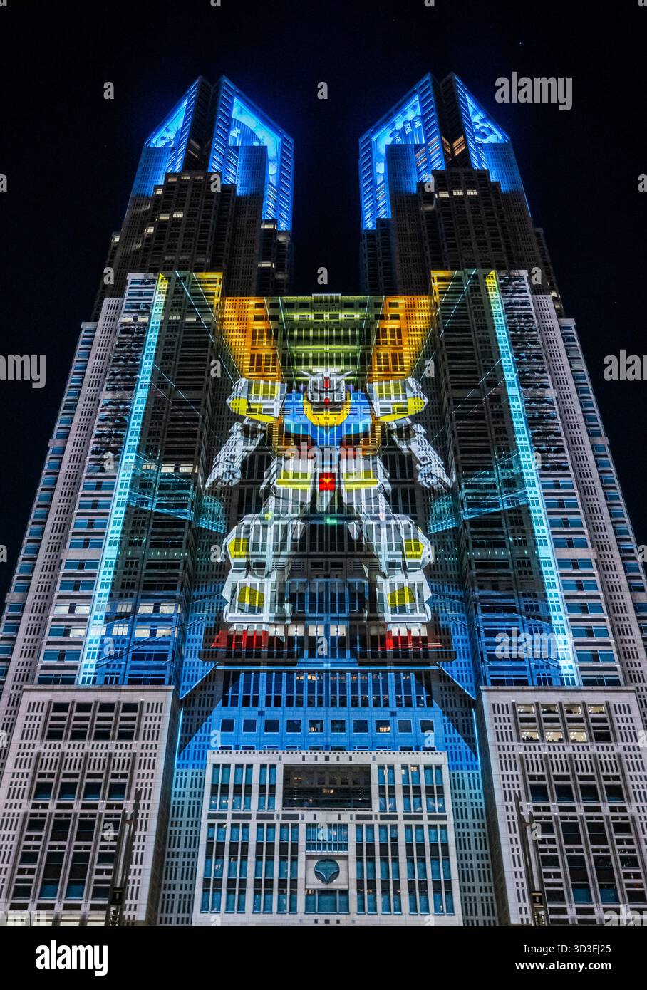 TOKYO Night & Light ist ein Projektionskartierungsprojekt, das das Tokyo Metropolitan Government Building nutzt und in der Abenddämmerung mit Gundam-Projektionen gesehen wird Stockfoto
