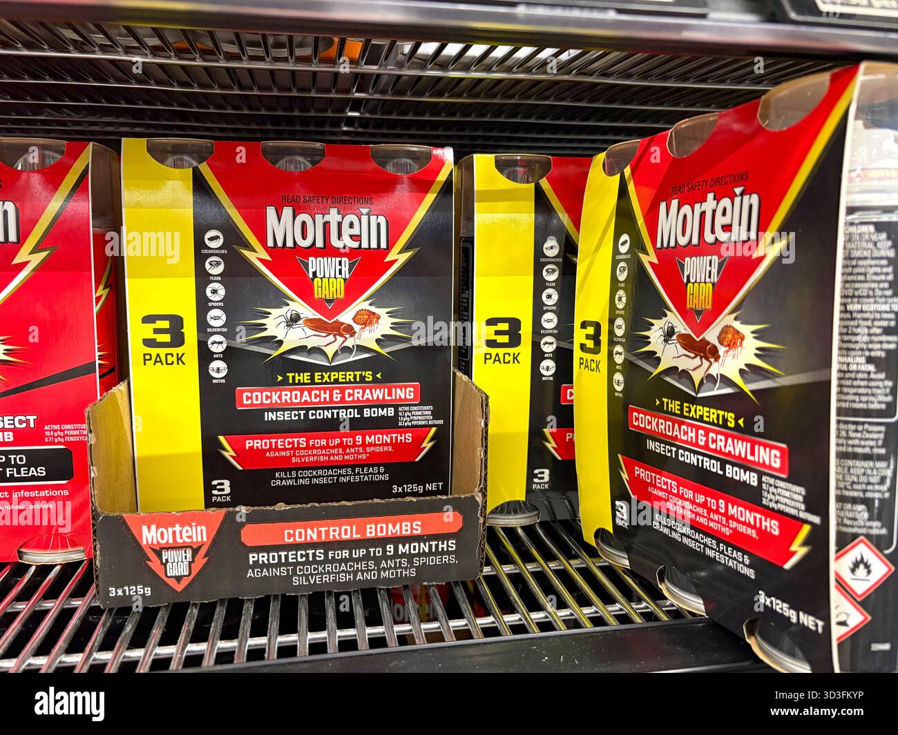 Mortein, POWER Gard Insektenschutz, Kakerlaken Insektenschutz Bomben zum Verkauf Supermarkt Regal, NSW, Australien Stockfoto