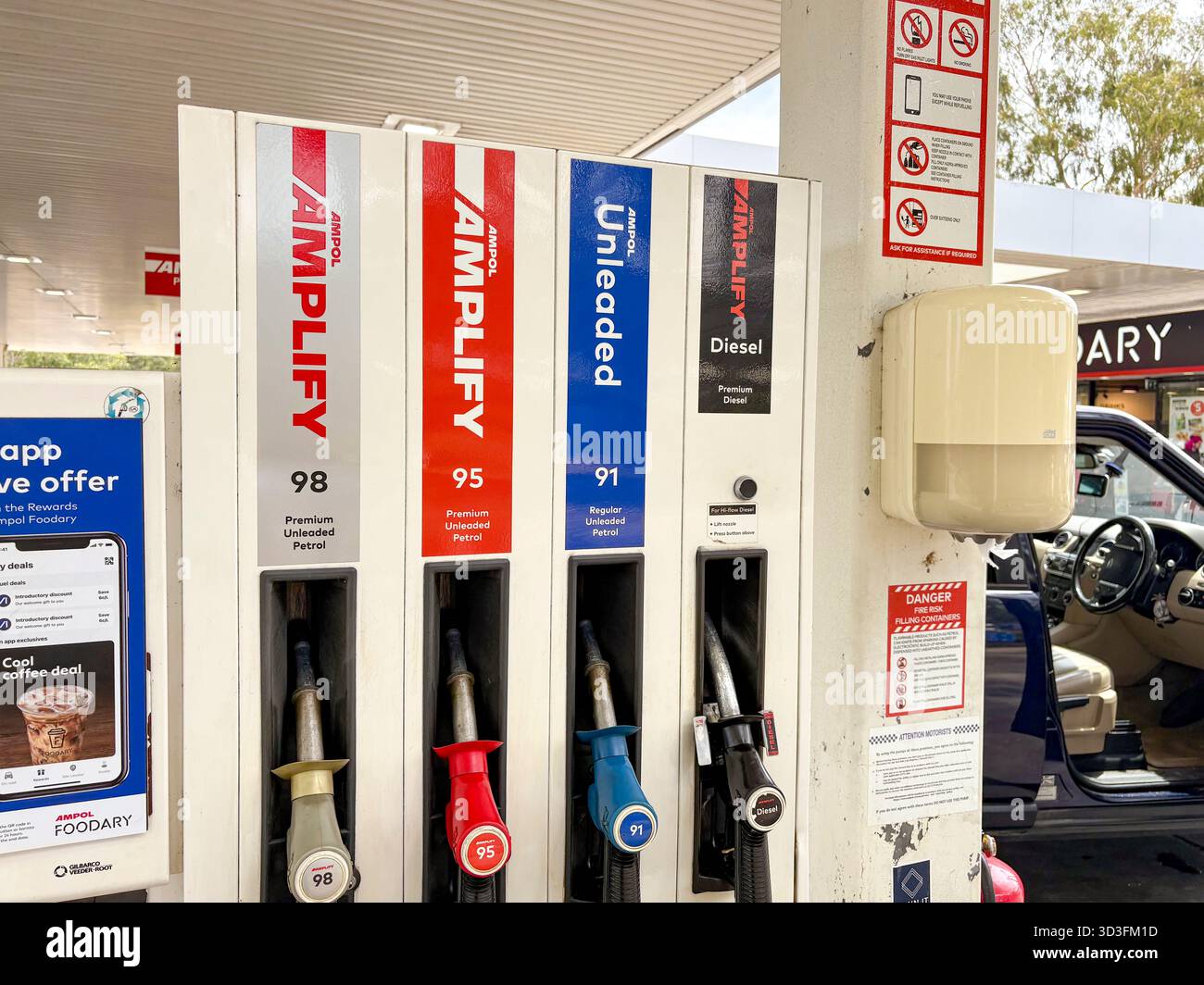 Australische Tankstelle, Ampol-Tankstelle, die Amplify Premium-Kraftstoffpumpen für Benzin und Diesel verkauft, New South Wales, Australien - Smartphone-aufgenommenes Stockfoto
