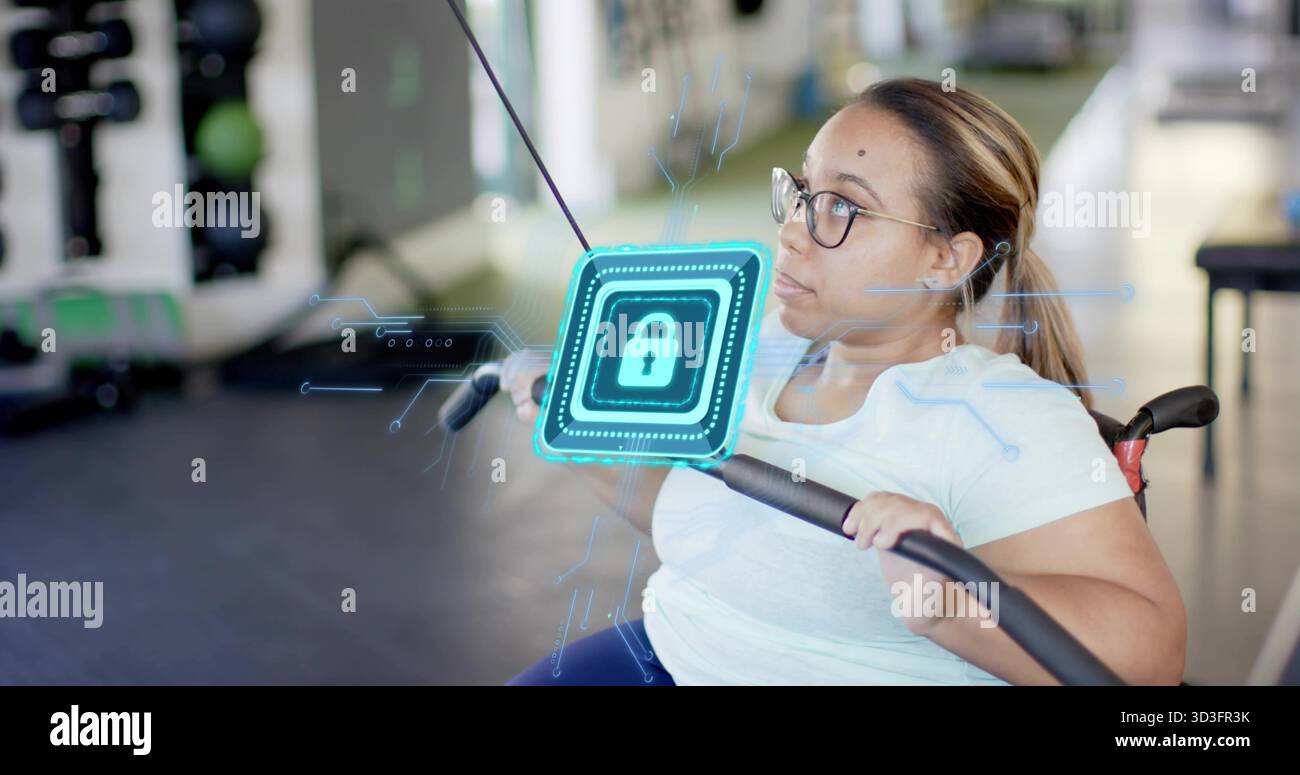 Rollstuhlfahrer in blauem T-Stück und Brille im Fitnessstudio, Seilzug mit holographischem Schloss Stockfoto