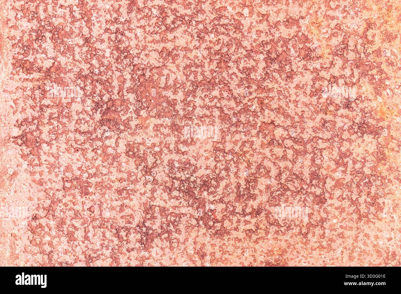 Ein Nahaufnahme-Bild, das die natürlich strukturierte Oberfläche aus rotem Stein zeigt. Die rauen Muster und die komplizierten Details schaffen eine fesselnde abstrakte Backgr Stockfoto