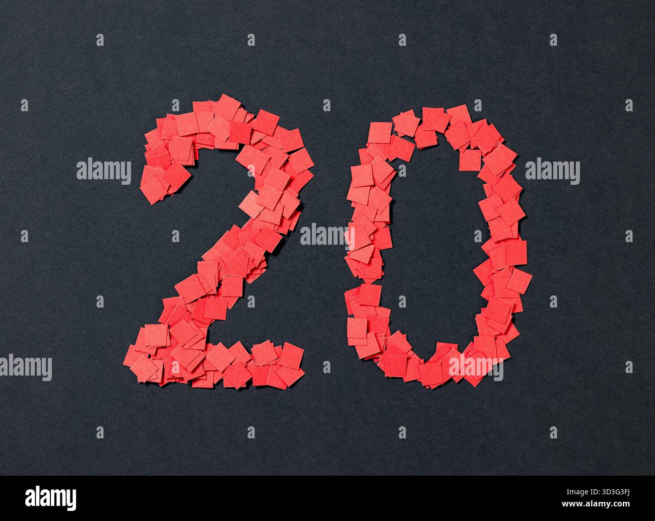 Nummer 20 Schild aus kleinen Stücken roter Applique Papierquadrate. Hintergrund aus schwarzem Papier, Konzept für Verkaufsthemen Stockfoto