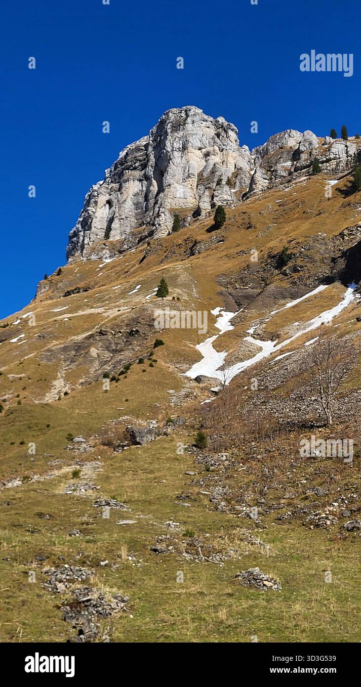 Wunderschöne Berglandschaft im Justis-Tal im goldenen Herbstlicht und tiefblauem Himmel, Schweizer Alpen, Schweiz Stockfoto