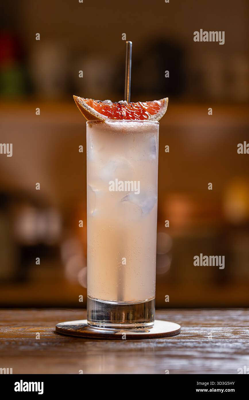 Erfrischender Grapefruit-Cocktail an einer hölzernen Bartheke Stockfoto